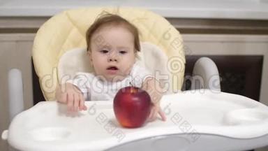 爸爸把红<strong>苹果</strong>给了孩子。 小孩玩<strong>苹果</strong>，把<strong>苹果</strong>从小孩`桌子上扔到地上